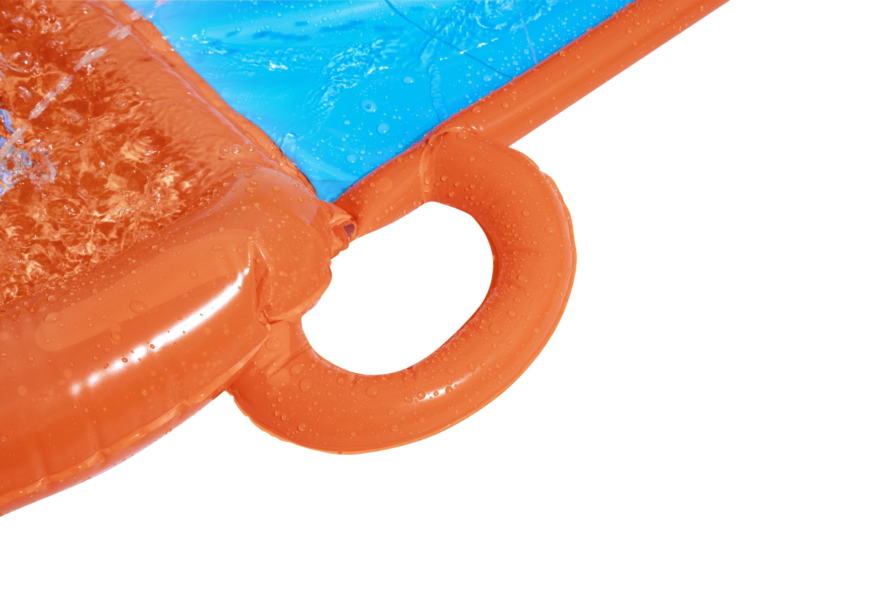 Zbliżenie krawędzi zjeżdżalni wodnej z uchwytem. Widoczne krople wody. Białe tło.