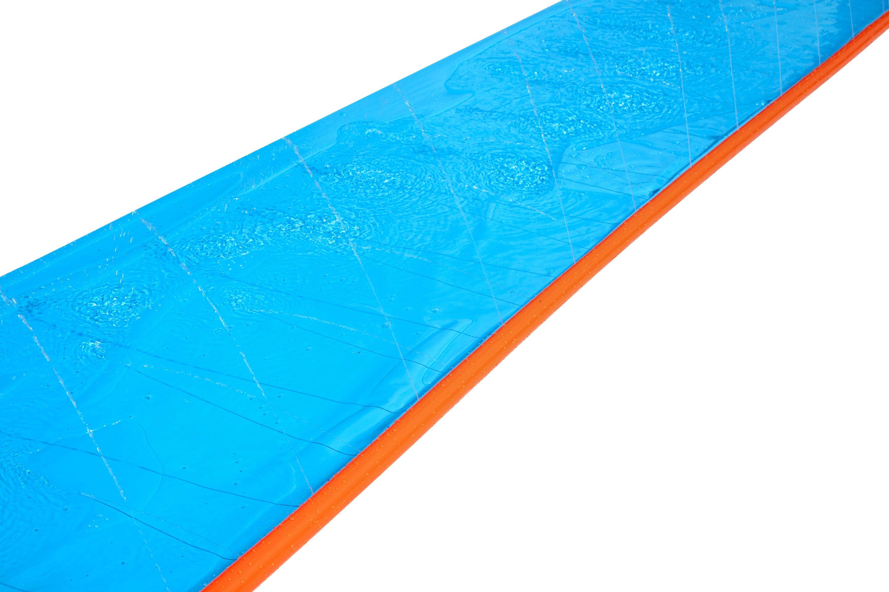 Niebieska zjeżdżalnia wodna z pomarańczową obwódką, widoczne krople wody, białe tło.