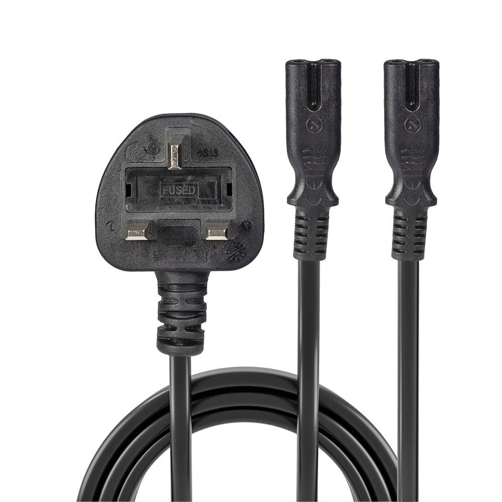 Cavo di alimentazione nero con spina UK e due connettori IEC. Isolato su bianco.