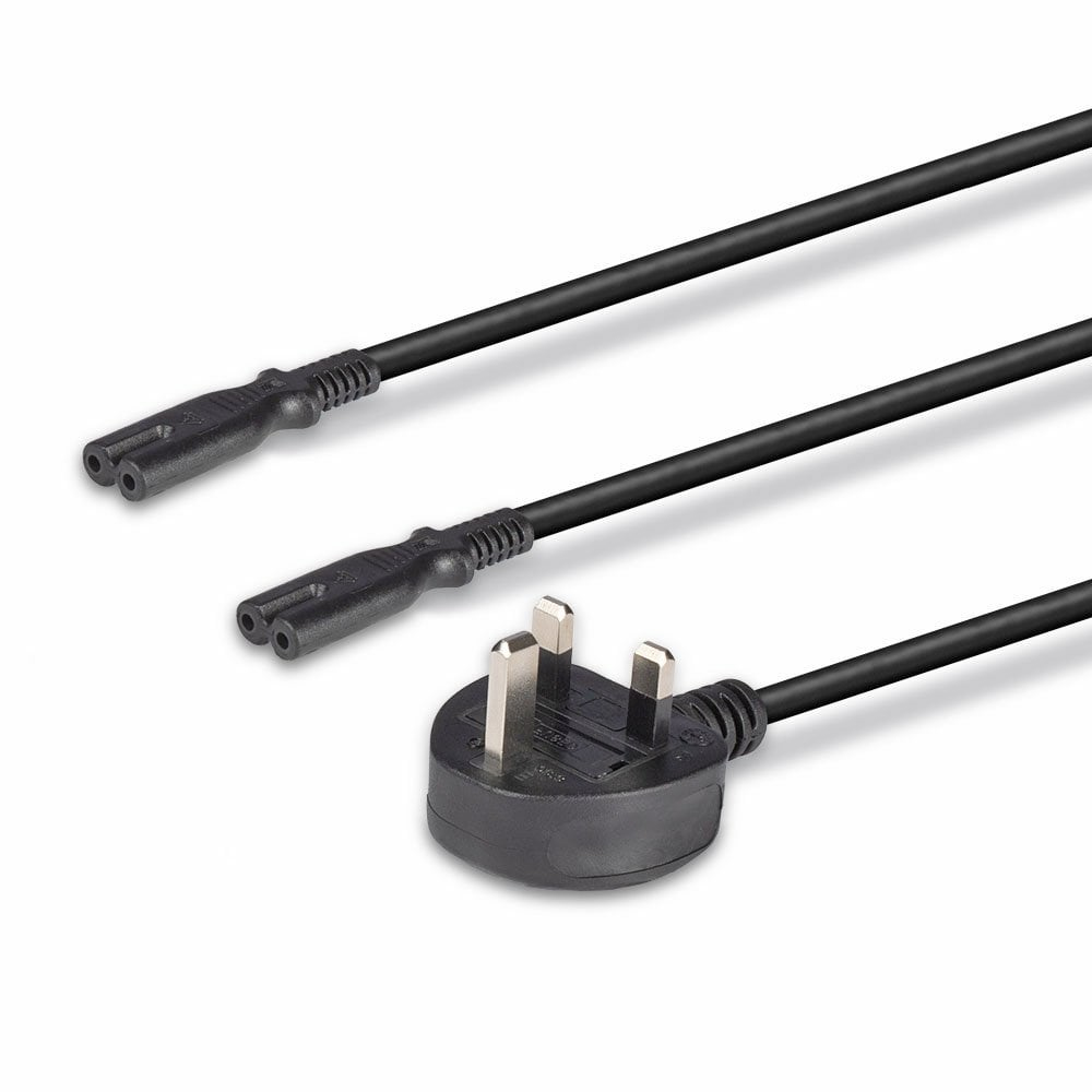Cavo di alimentazione nero con spina UK e due connettori IEC. Isolato su bianco.