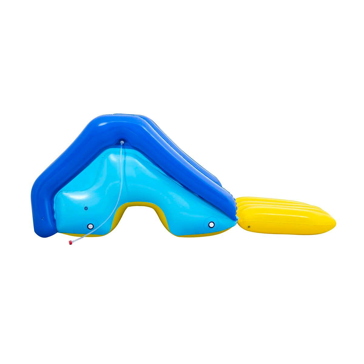 Tobogán acuático inflable, amarillo y azul, con una pequeña piscina. Aislado sobre blanco.