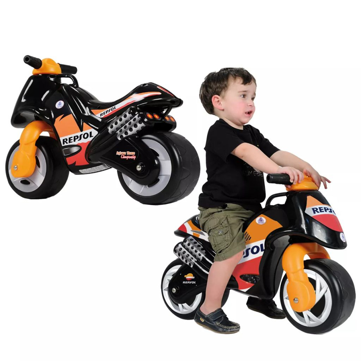 Un niño está sentado en una moto de juguete negra y naranja. Otra moto está al lado.