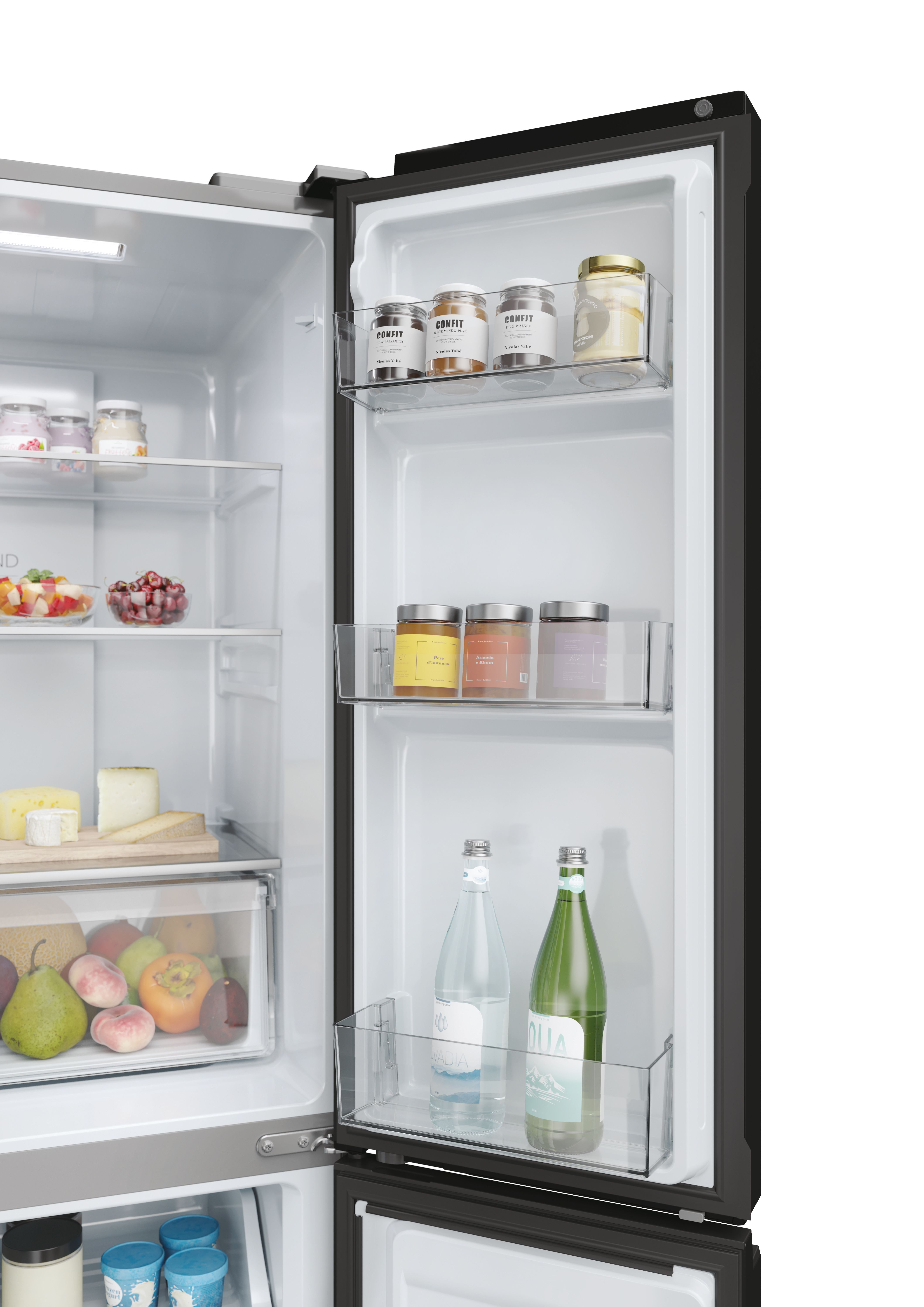 Wnętrze drzwi lodówki z półkami, słoikami i butelkami.