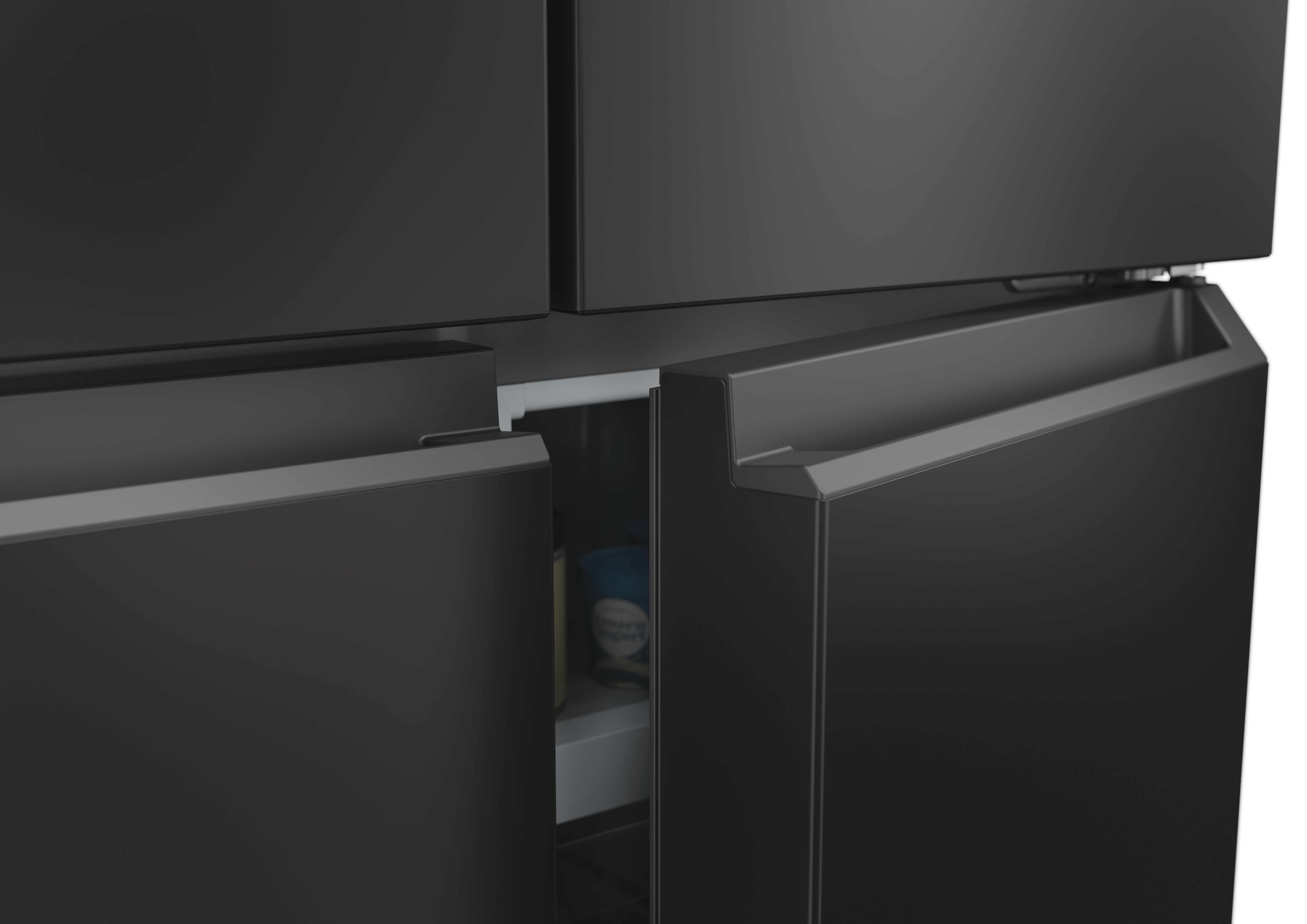 Zbliżenie otwartych drzwi czarnej lodówki Haier. Widoczne wnętrze z półkami.