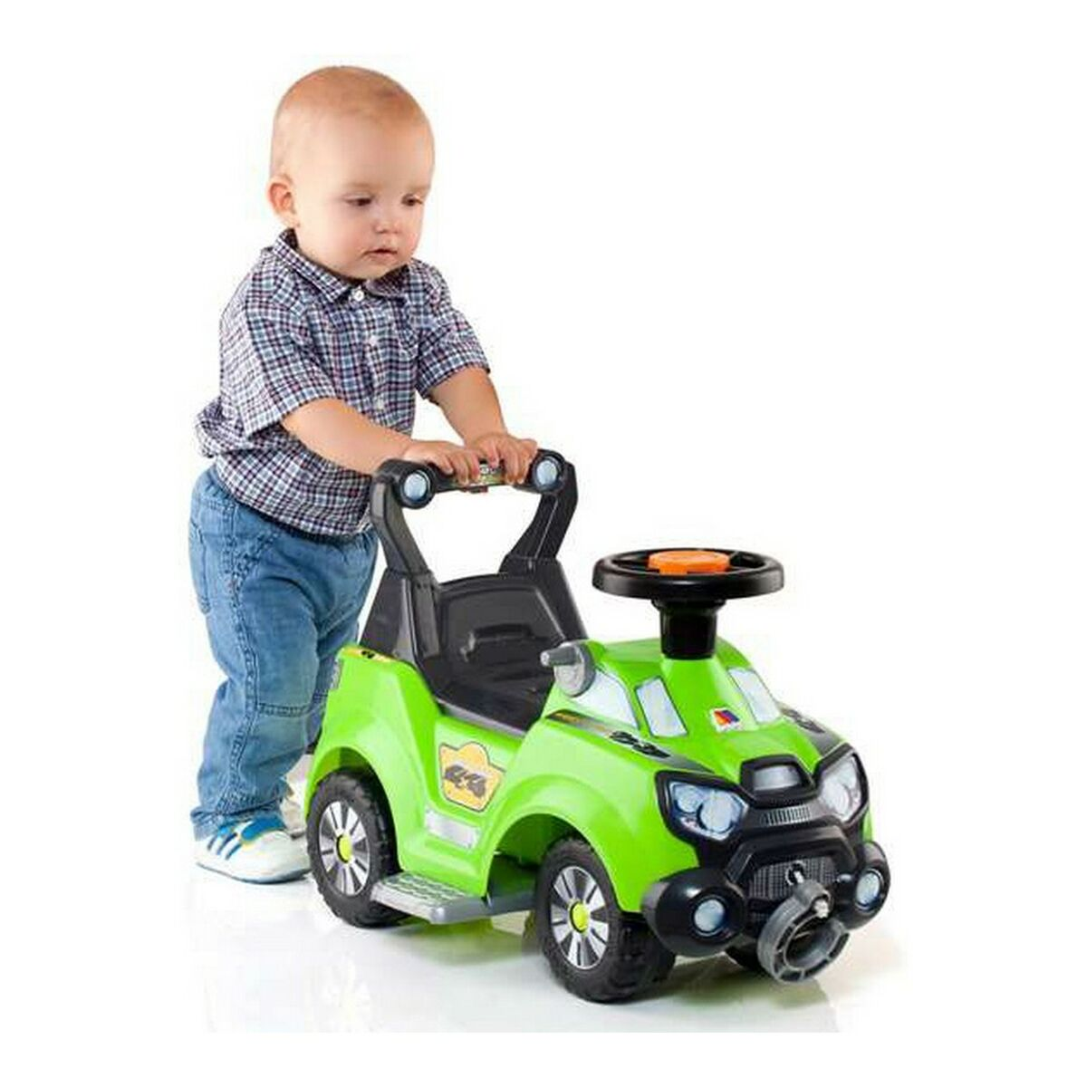 Un bambino che spinge un'auto giocattolo verde. L'auto ha una maniglia per spingere e sembra una jeep.