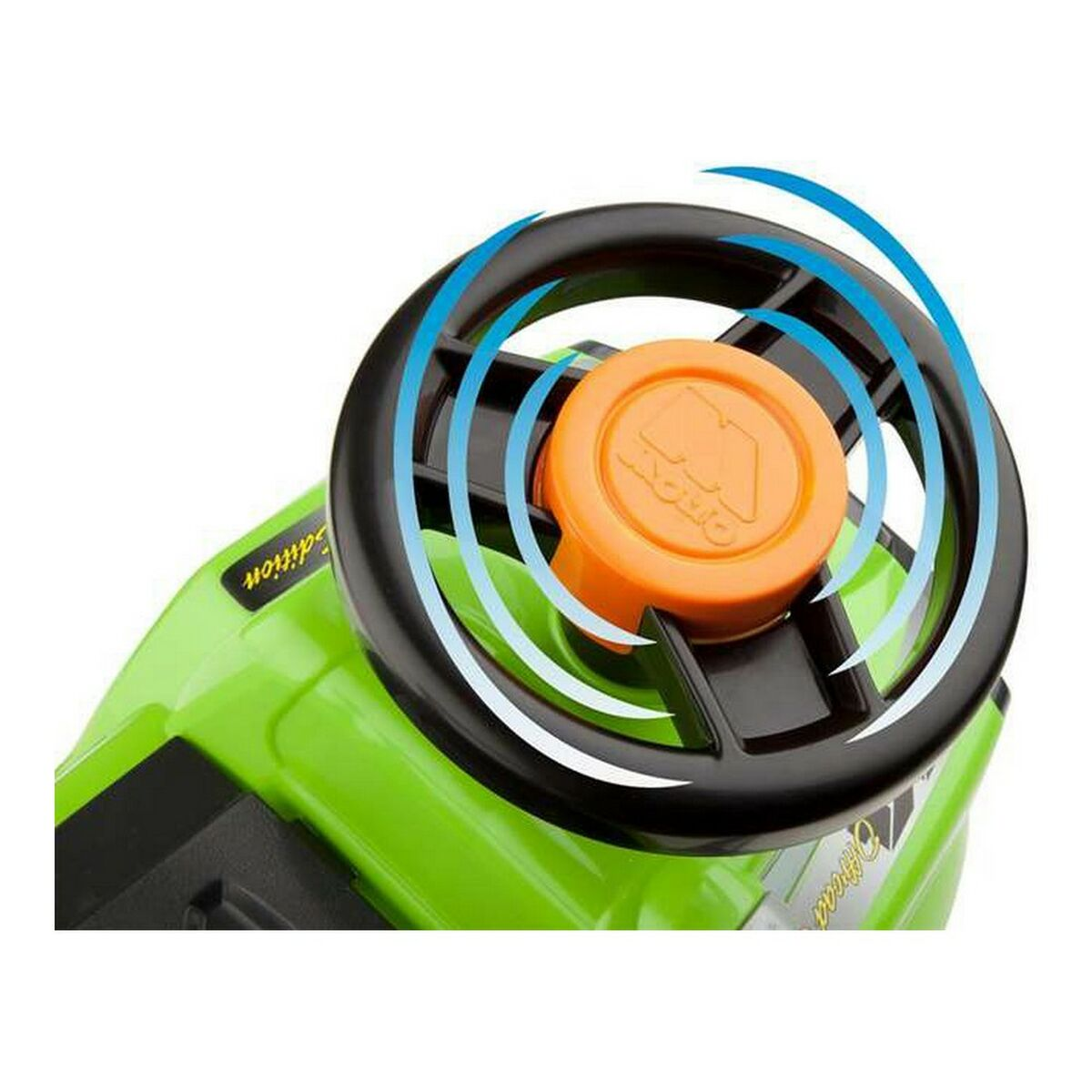 Un volante giocattolo con una base verde e un centro arancione. Lo sfondo è sfocato.