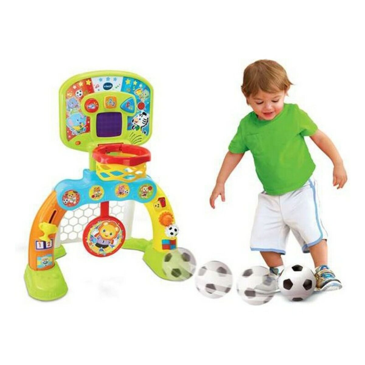 Un niño jugando con el juego de baloncesto y fútbol de juguete. Tres balones de fútbol frente a él.
