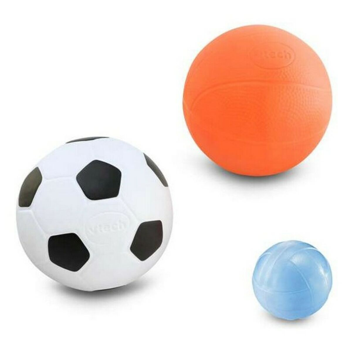 Tres balones: un balón de fútbol, un balón naranja y un balón azul. Todos están sobre una superficie blanca.