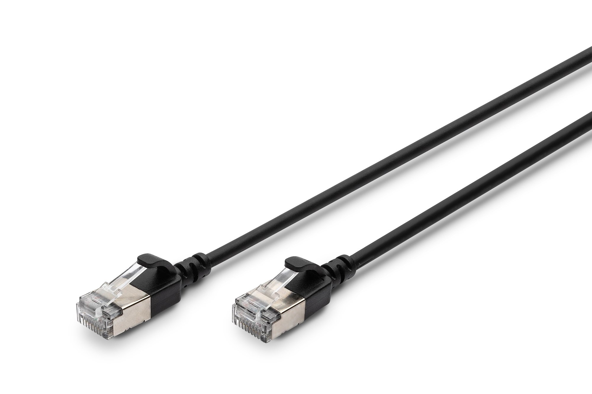 Câble Ethernet noir avec connecteurs noirs. Sur fond blanc. Vue latérale.
