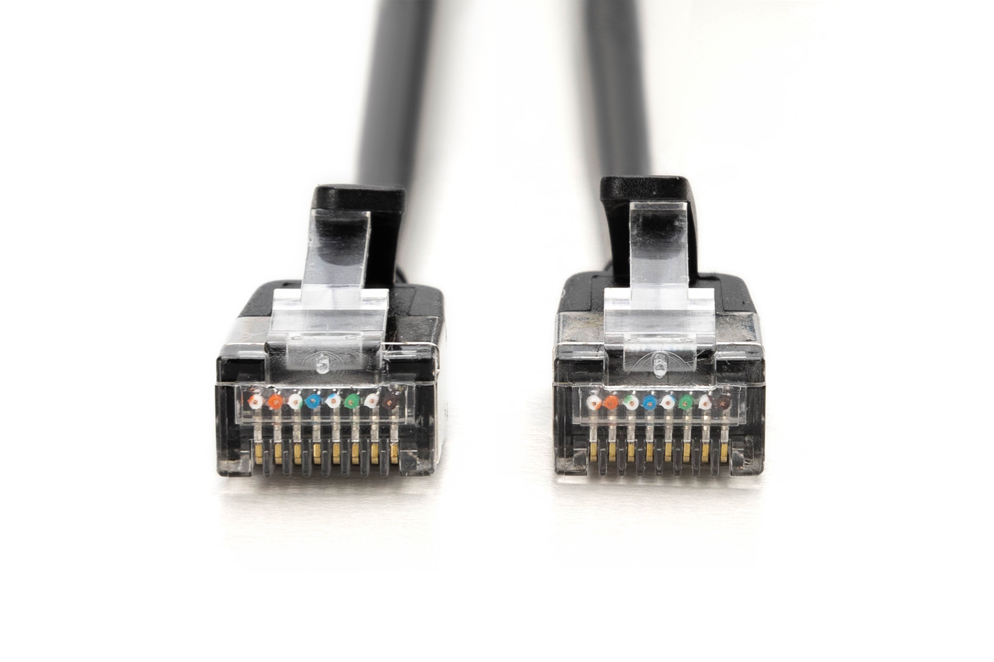 Deux connecteurs de câble Ethernet noirs. Vue rapprochée. Fond blanc. Fils à code de couleurs visibles.
