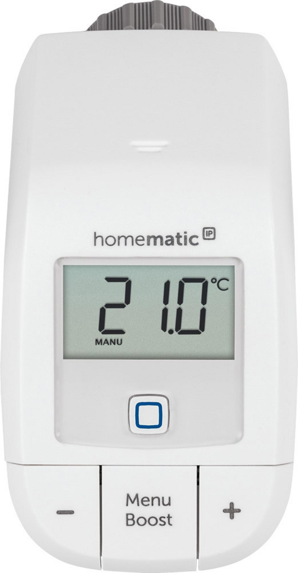Weißes Thermostat mit Digitalanzeige, die 21,0 Grad Celsius anzeigt. Hat Tasten für Menü und Boost.