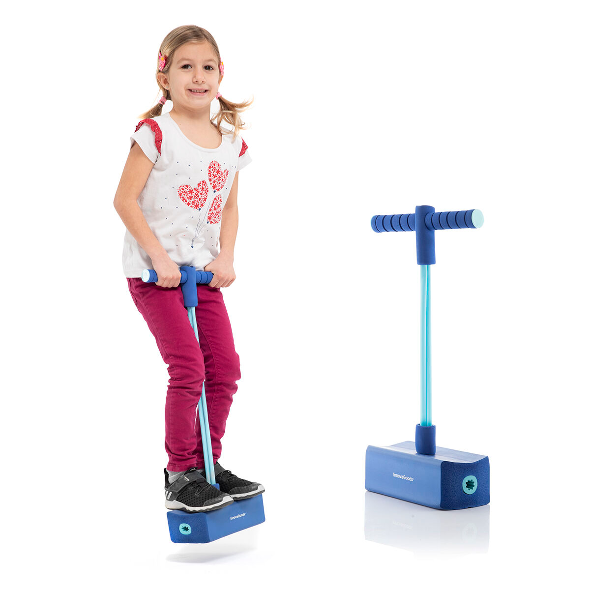 Una niña salta en un pogo stick azul. Otro pogo stick está a su lado. Fondo blanco. InnovaGoods en la base.