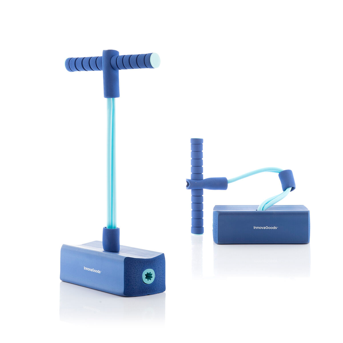 Dos pogo sticks: uno montado, otro desmontado. Ambos son azules con asas y bases azules. InnovaGoods escrito en la base.