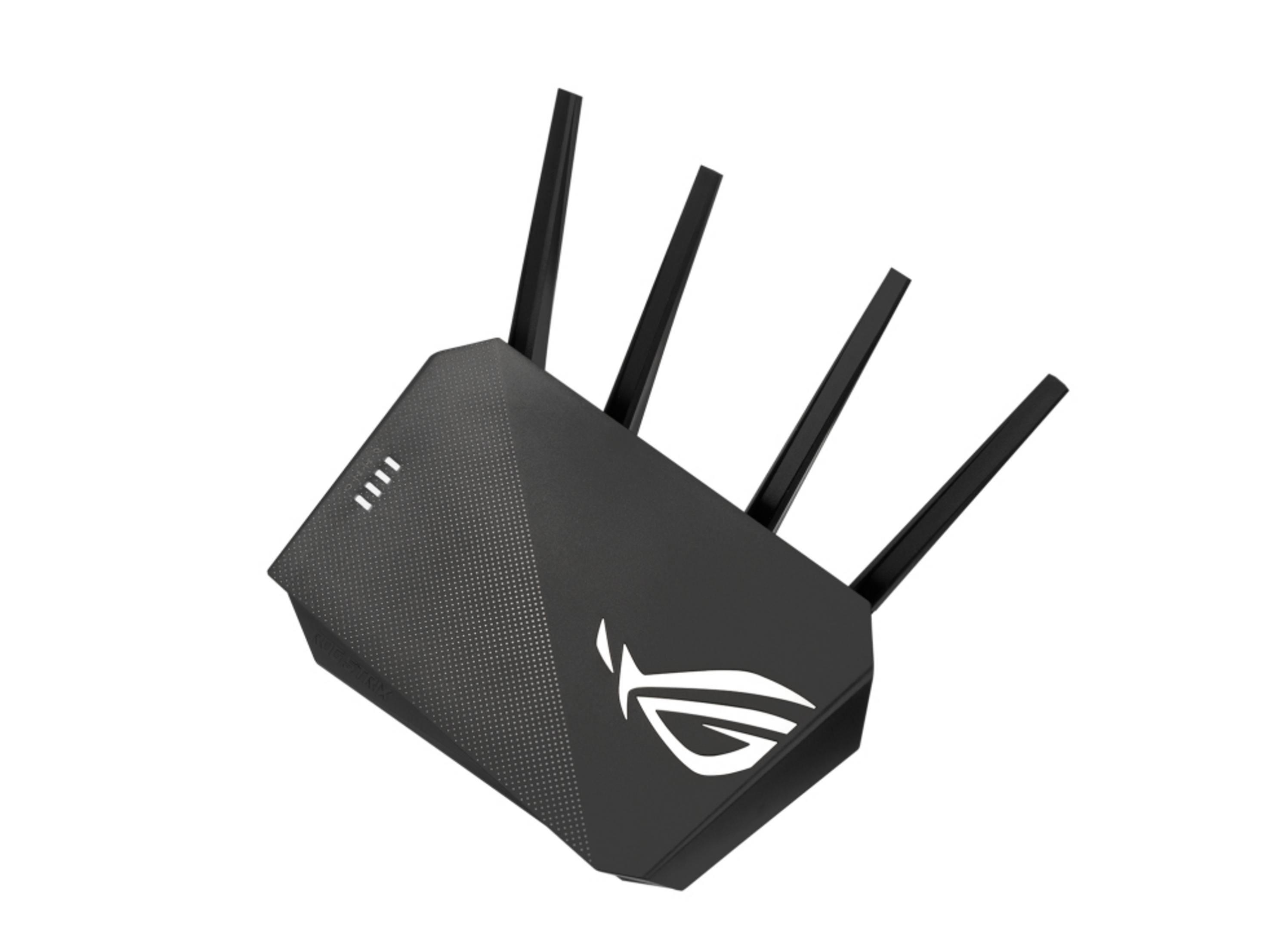 Czarny router ROG Strix pod kątem, z czterema antenami, logo ROG i wzorzystą powierzchnią. Białe tło.