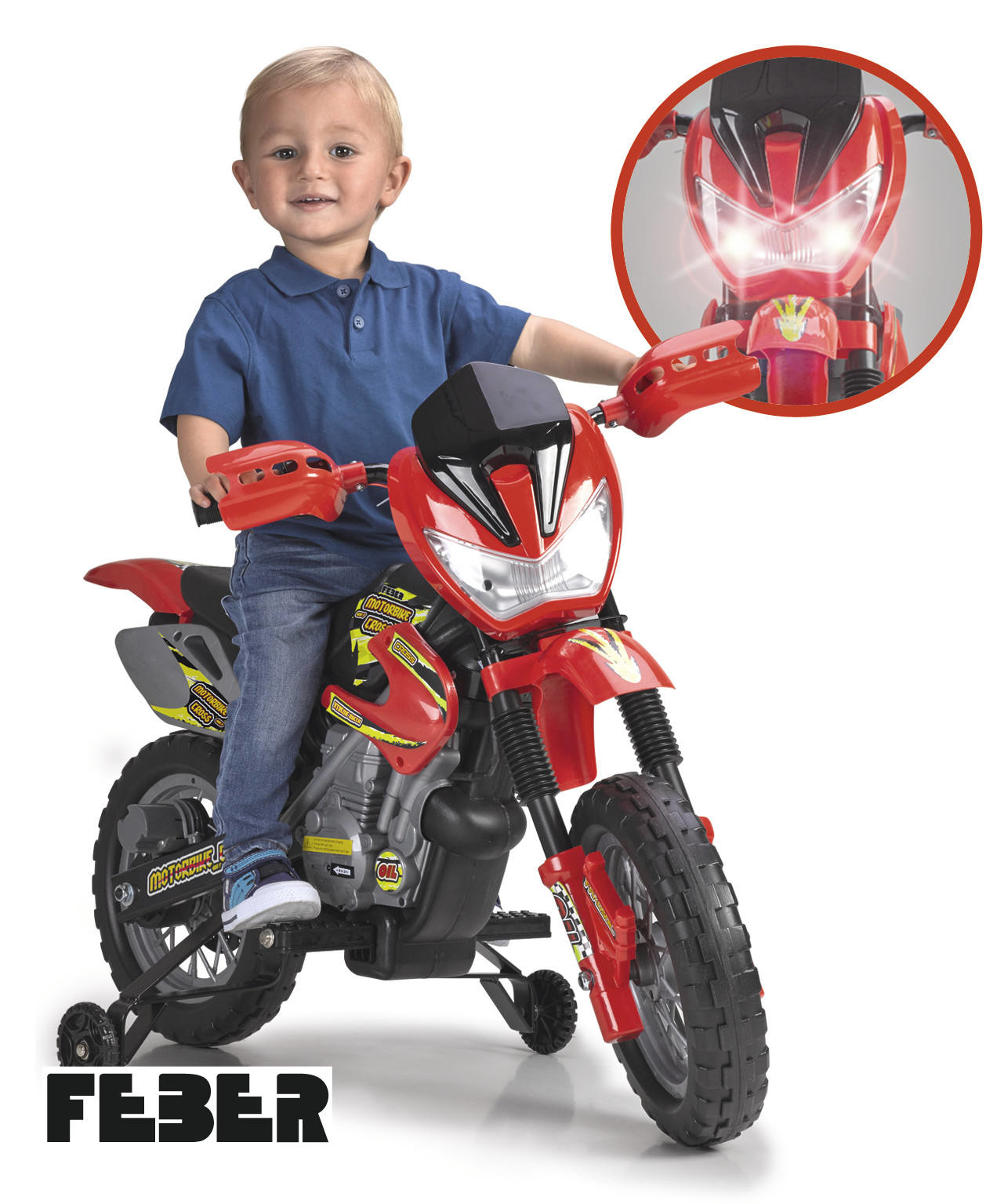 Un niño está sentado en una moto de juguete roja, sonriendo. La moto tiene ruedas de entrenamiento y un logo Feber.