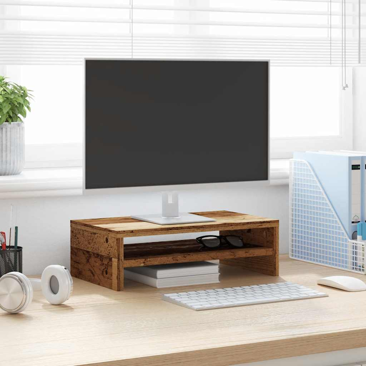 Monitorständer aus Holz mit schwarzem Monitor, Tastatur, Kopfhörern und Schreibtischzubehör.