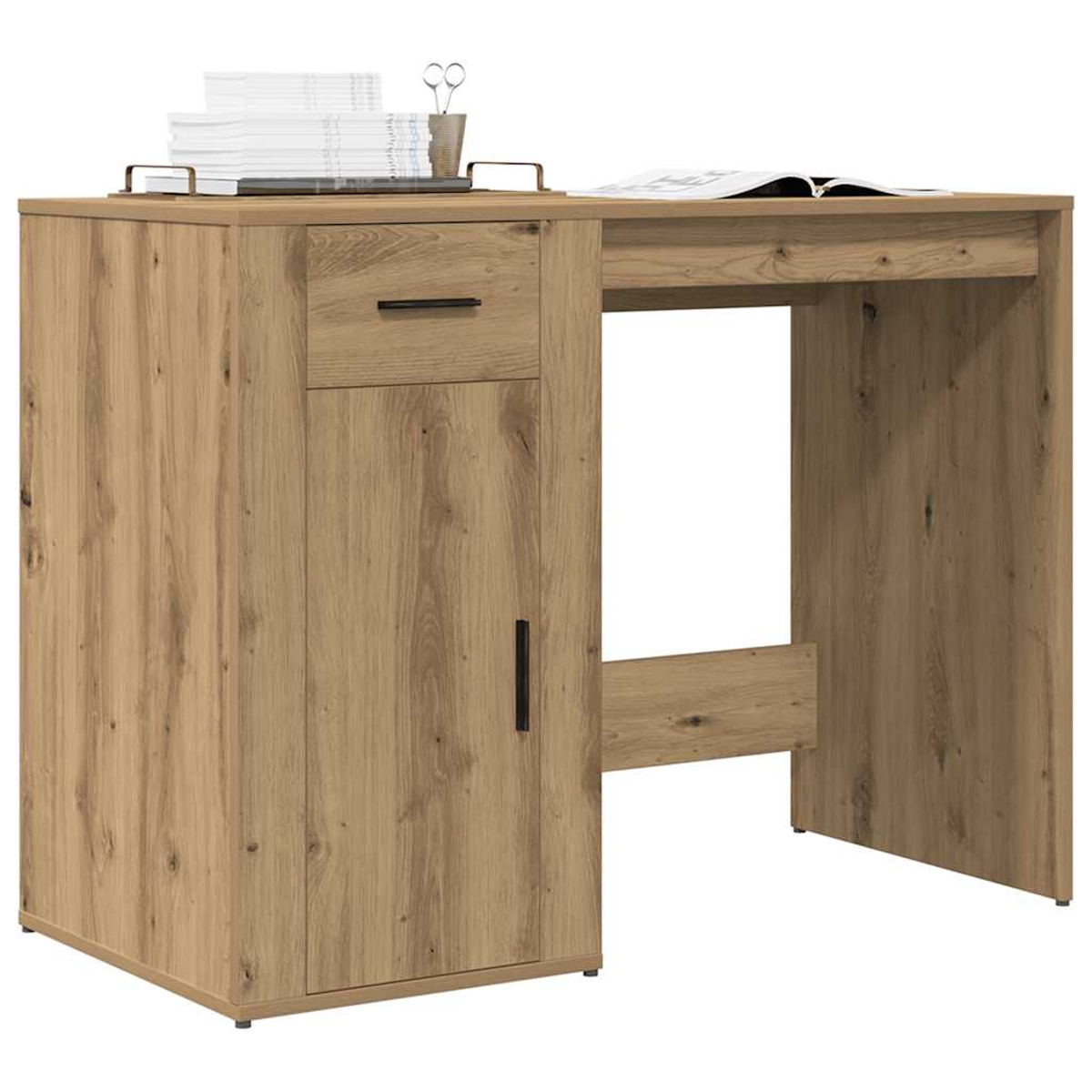 Ein Holzschreibtisch mit einer Schublade, einem Schrank und Platz für einen Stuhl. Oben liegen einige Papiere und ein Stift.