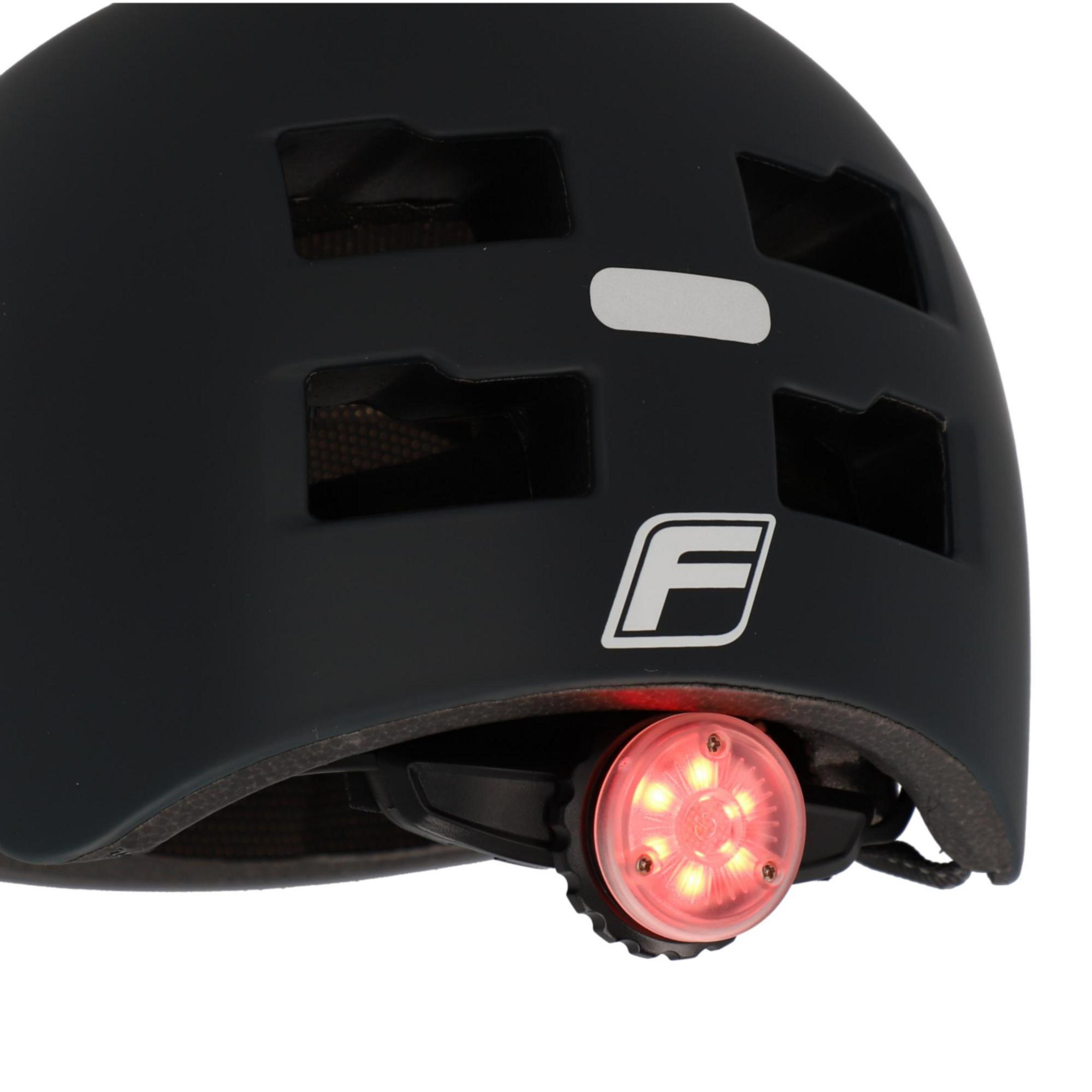 Schwarzer Fahrradhelm mit rotem Licht hinten. Das Licht hat mehrere rote LEDs.
