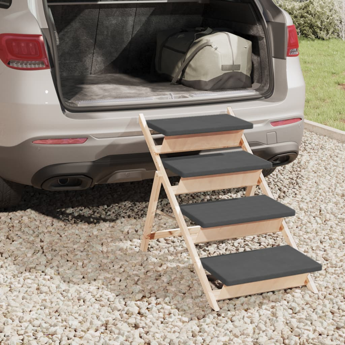 Hundetreppe aus Holz in der Nähe eines Autos. Die Stufen sind grau und aus hellem Holz gefertigt.