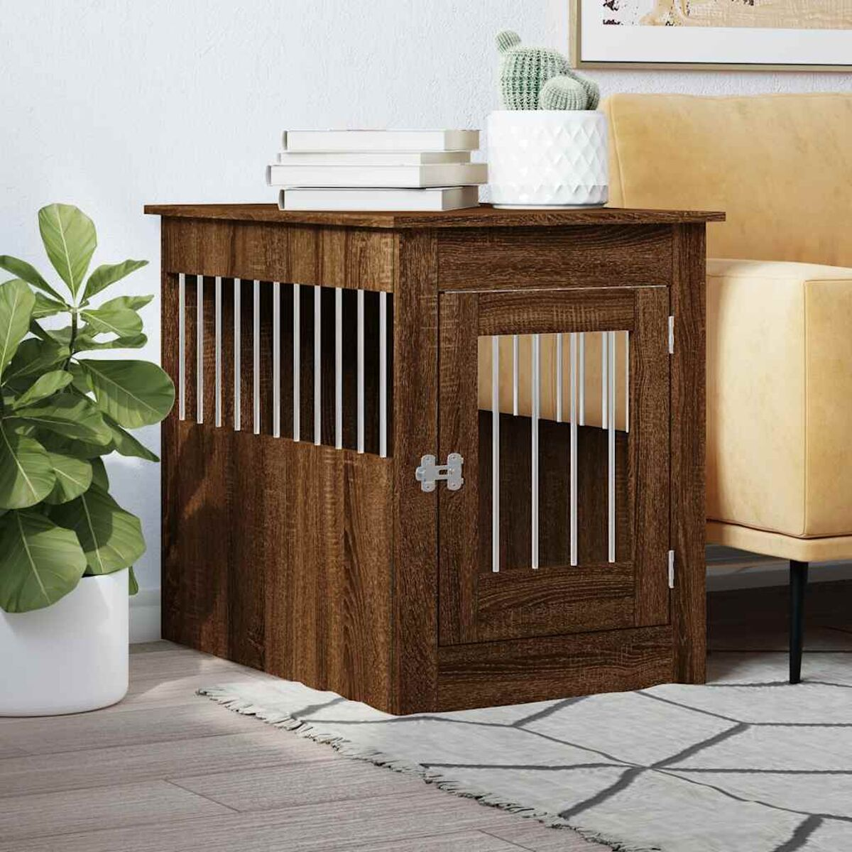 Hundekäfig aus Holz mit weißen Stäben an der Seite und Tür. Oben stehen ein Kaktus und Bücher.