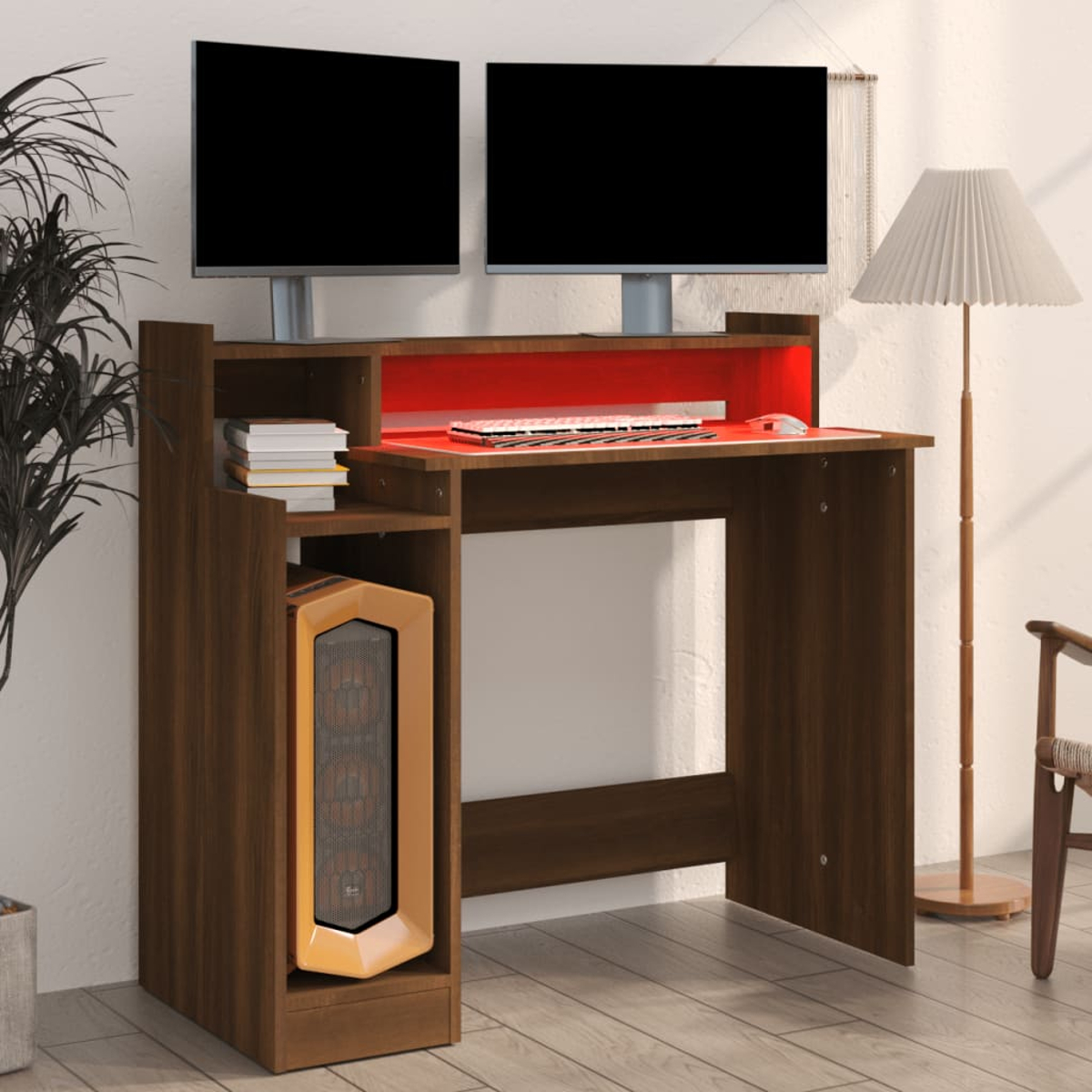 Holzschreibtisch mit zwei Monitoren, Tastatur und PC-Tower. Hintergrund: Lampe und Pflanze.