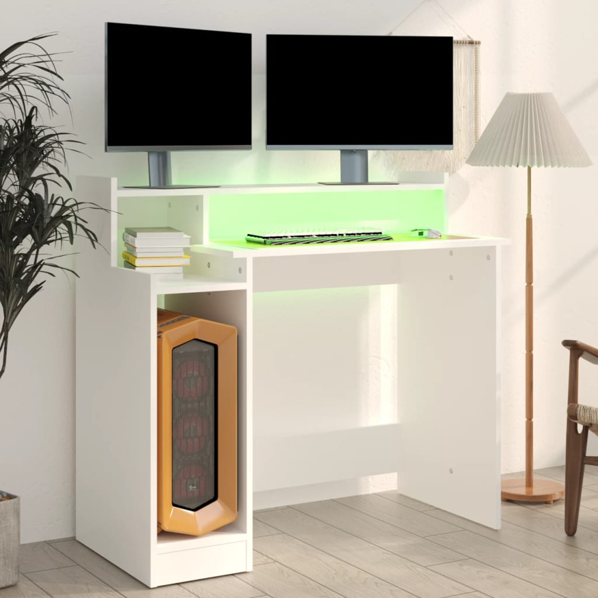 Weißer und schwarzer Gaming-Schreibtisch mit zwei Monitoren. Grünes LED-Licht hinter den Monitoren.