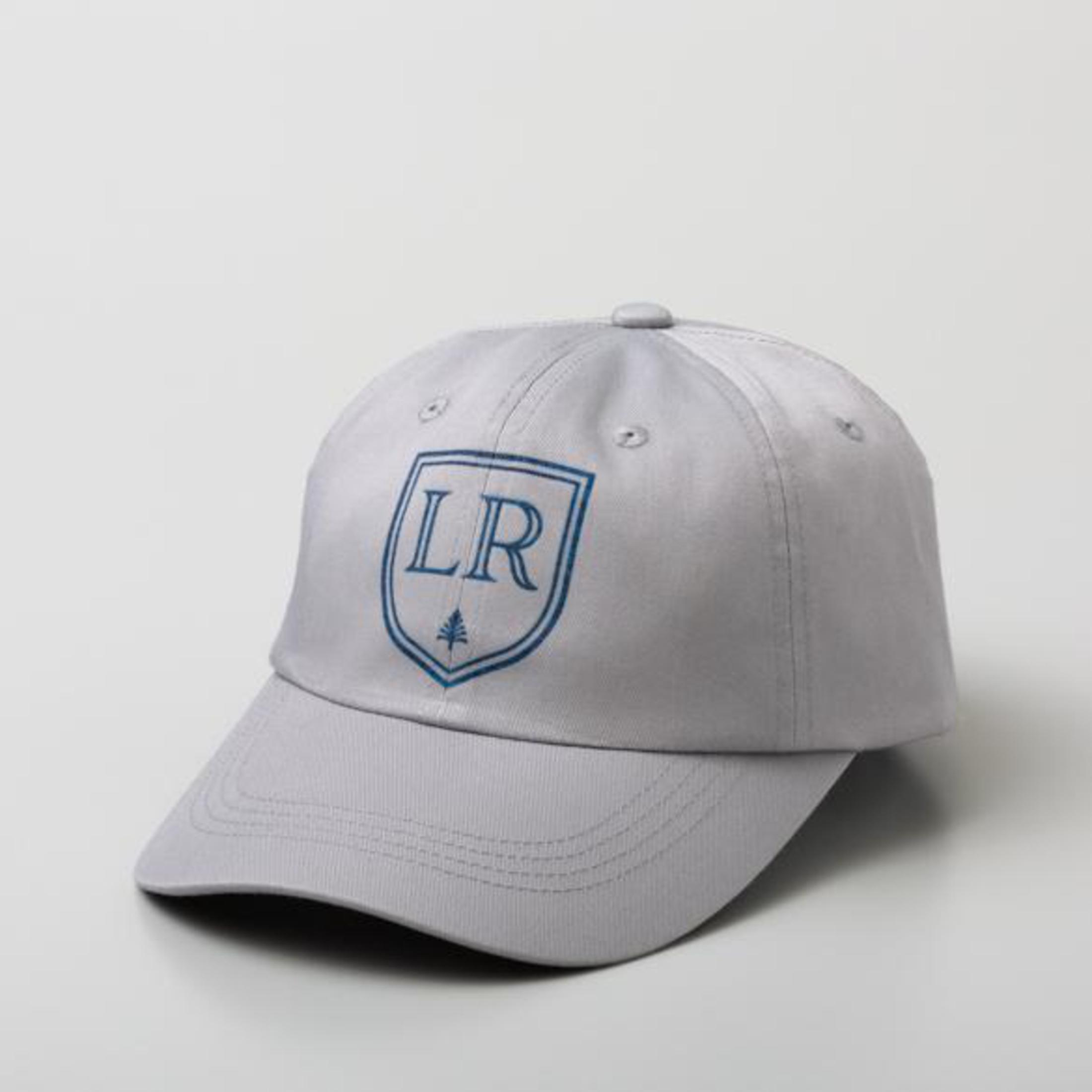 Un cappellino da baseball grigio con le lettere LR all'interno di uno scudo e un albero. Sfondo bianco.