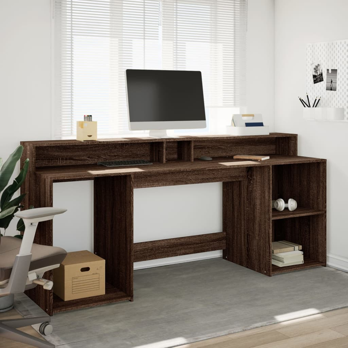Brauner Schreibtisch mit Computer, Regalen und Stuhl. Weiße Wand und Fenster im Hintergrund.