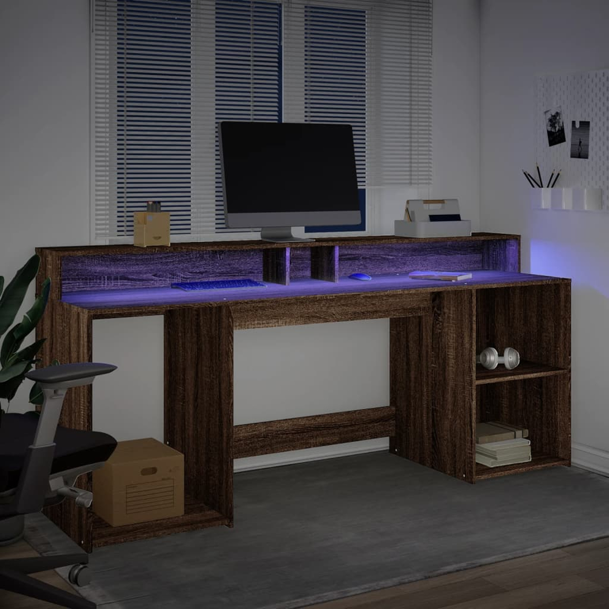 Ein brauner Schreibtisch mit einem Computer. Er hat Regale zur Aufbewahrung und befindet sich in einem beleuchteten Raum.