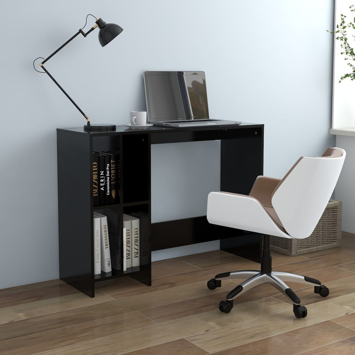 Ein schwarzer Schreibtisch mit Büchern, einem Laptop und einer Lampe. Ein weißer Stuhl steht davor. Die Wand ist blau.