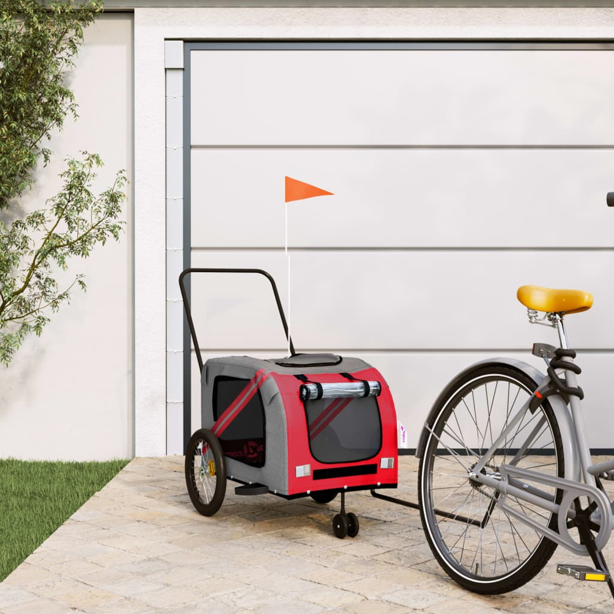 Roter und grauer Haustieranhänger mit Fahrrad und Flagge.