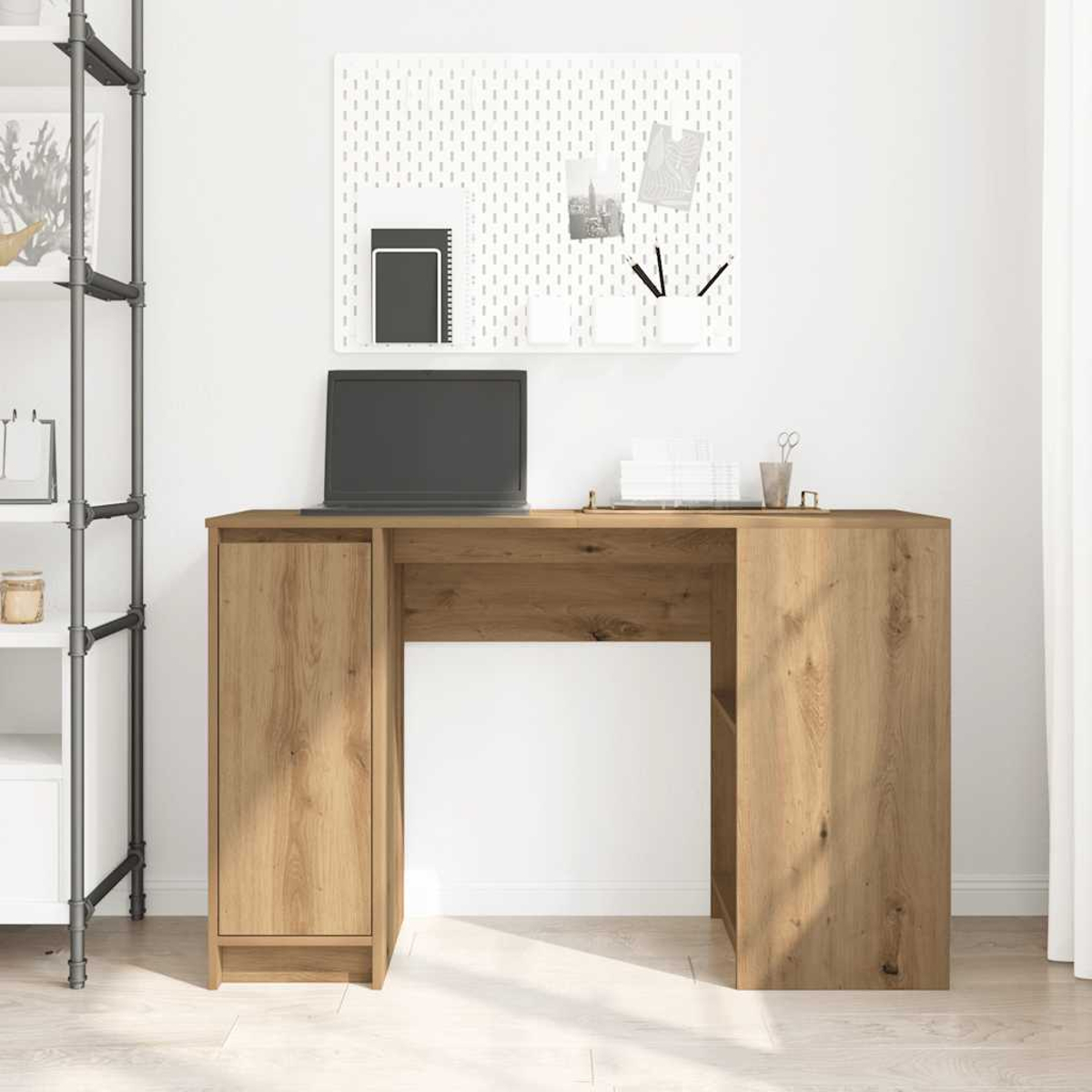 Ein hölzerner Schreibtisch mit Laptop, Lochwand, Bürobedarf und Stuhl vor weißer Wand.
