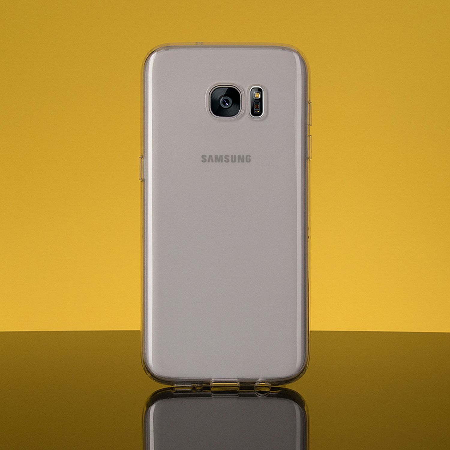 Transparente Handyhülle auf grauem Samsung-Telefon, vor gelbem Hintergrund.