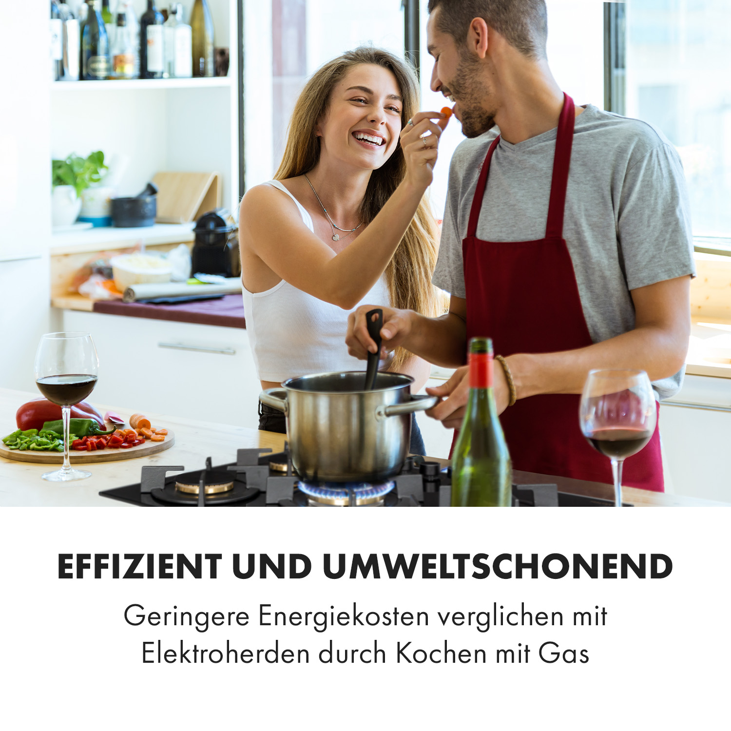 Paar kocht mit Gasherd. Text: Effizient und umweltschonend. Geringere Energiekosten.