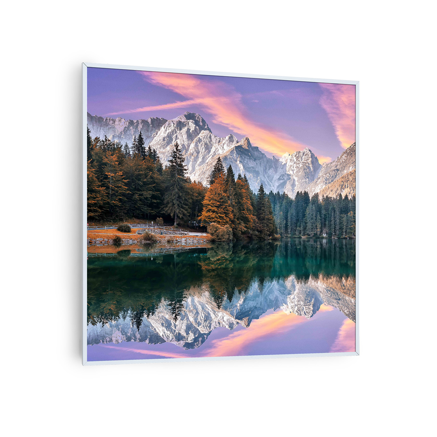 Landschaft eines Sees, der schneebedeckte Berge unter einem farbenfrohen Himmel widerspiegelt, in Weiß gerahmt.
