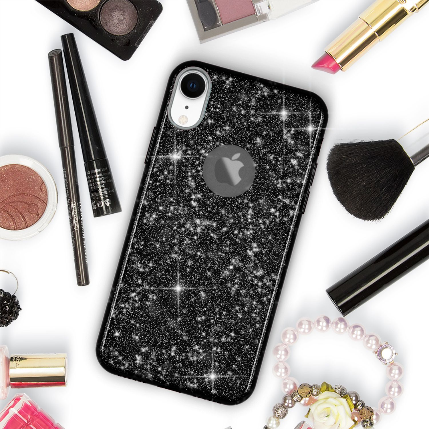 Schwarze Glitzer-Handyhülle mit Make-up-Zubehör auf weißer Oberfläche.