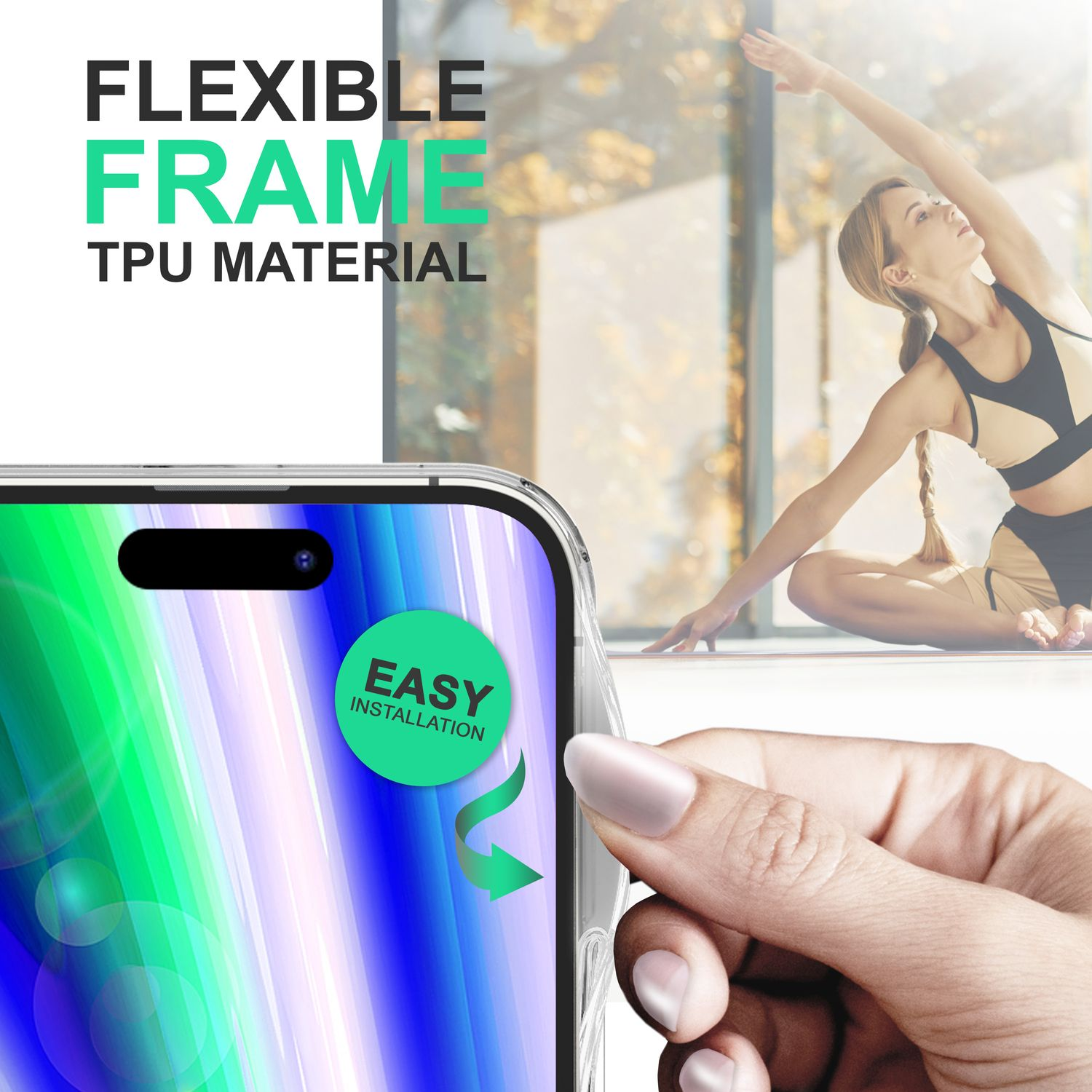 Mano de mujer sosteniendo teléfono con marco flexible, fácil instalación. Fondo muestra yoga.
