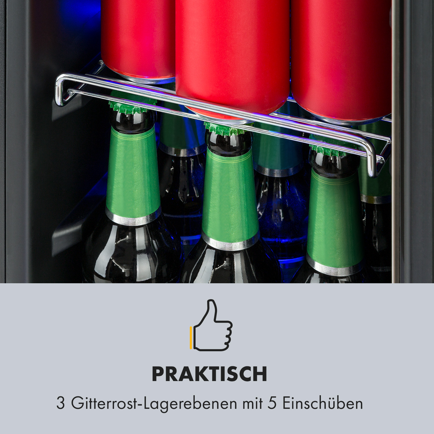 Nahaufnahme des Inneren eines Kühlschranks mit Flaschen und Dosen auf Regalen mit blauem Licht.