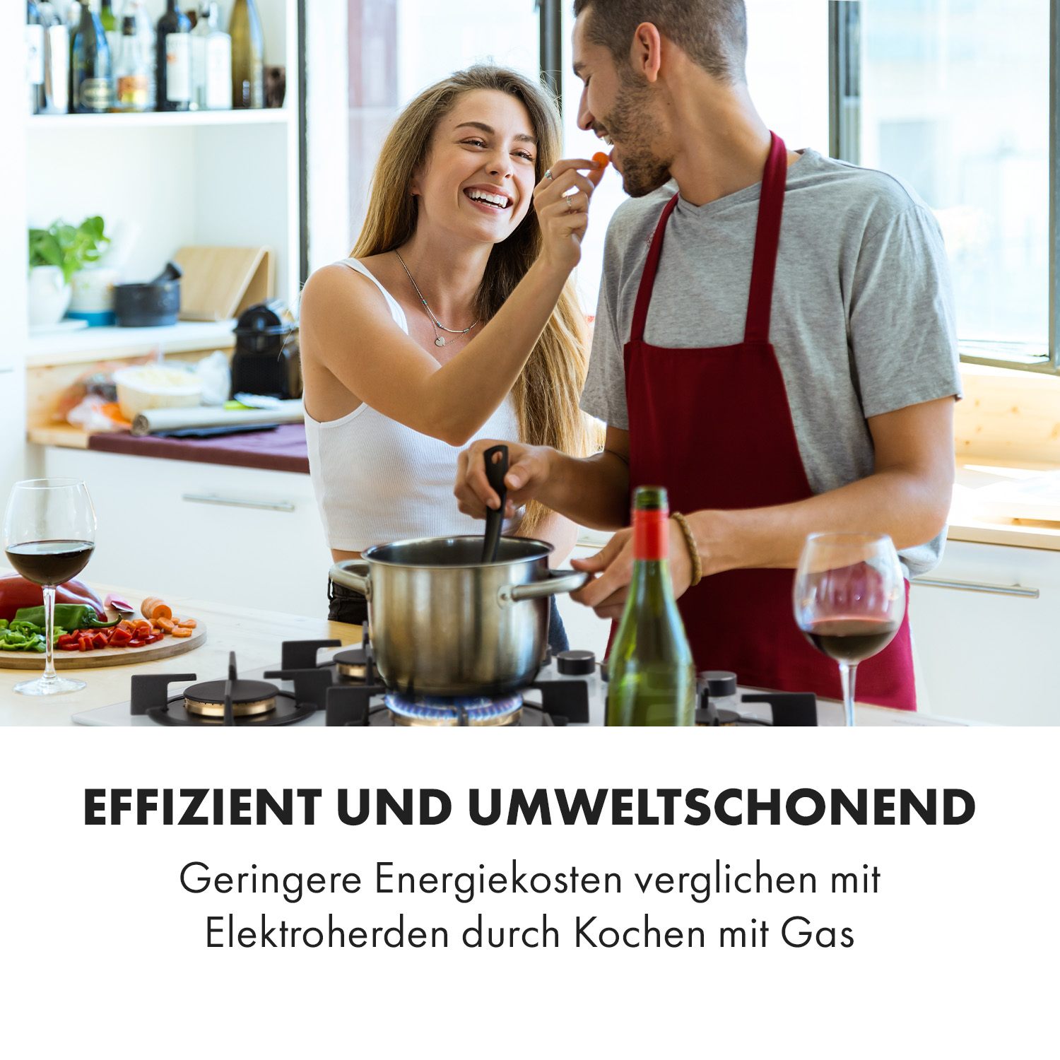 Una pareja cocinando junta. Texto: Eficiente y ecológico, menores costos de energía con gas.