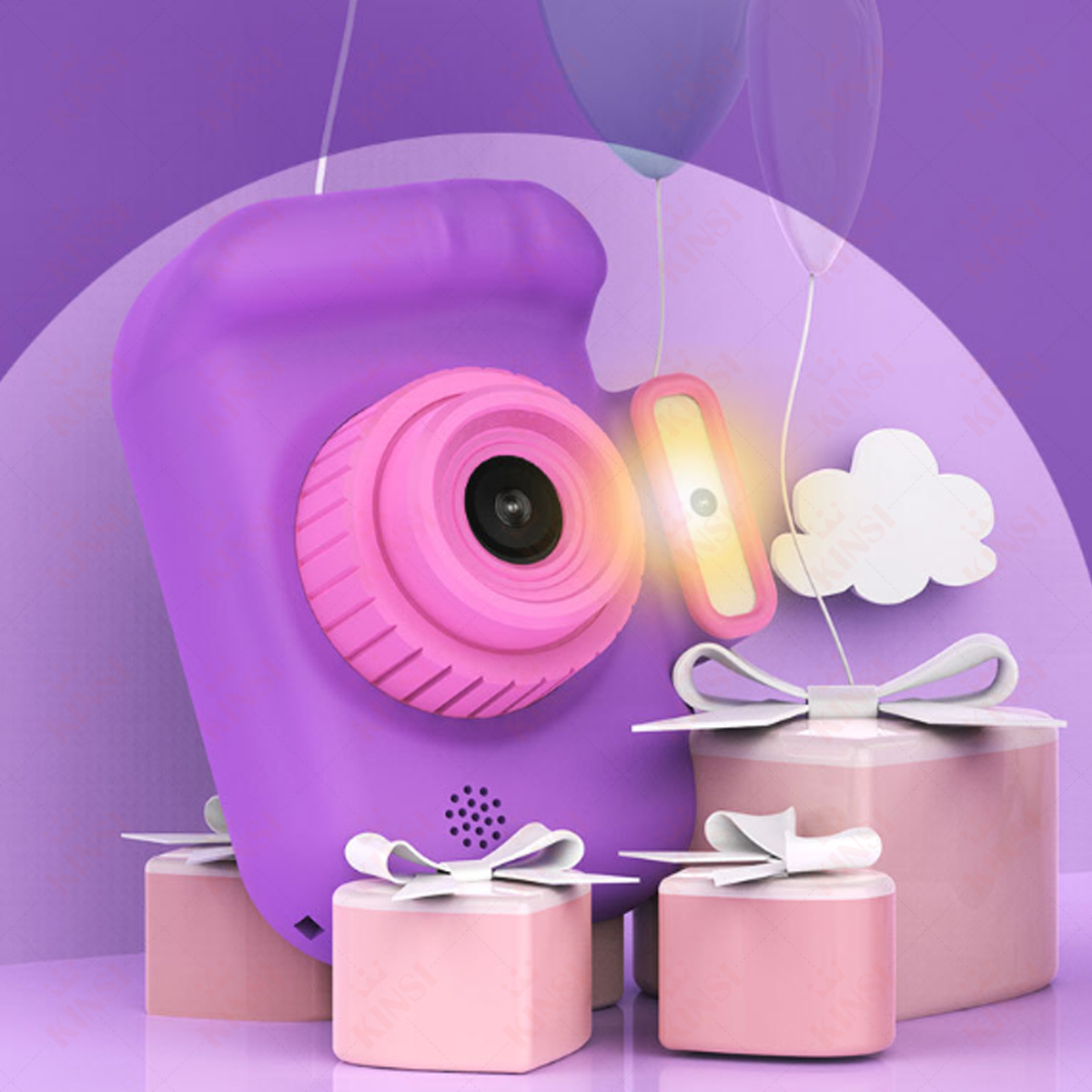 Fioletowy aparat dla dzieci z prezentami. Fioletowe tło.