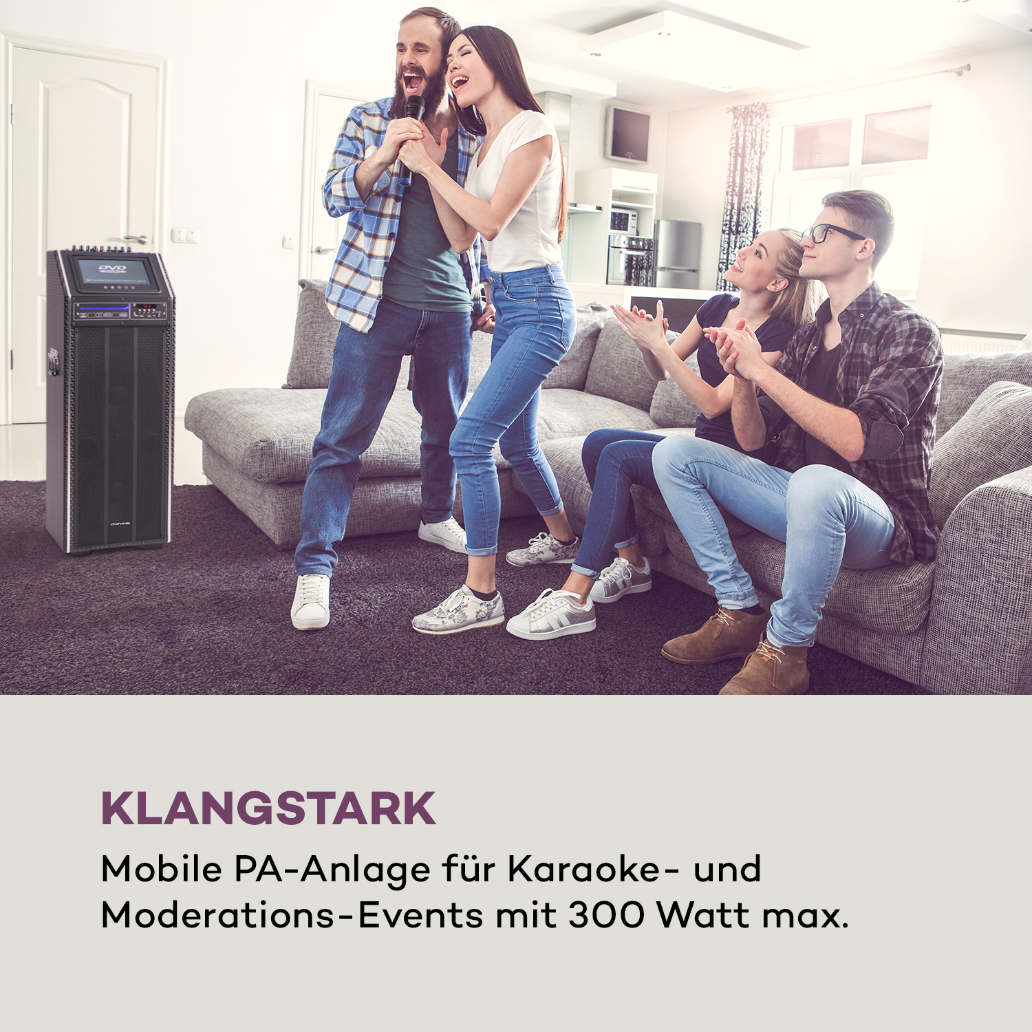 Leute singen Karaoke mit Lautsprecher und Mikrofon. Text: „Klangstark“.