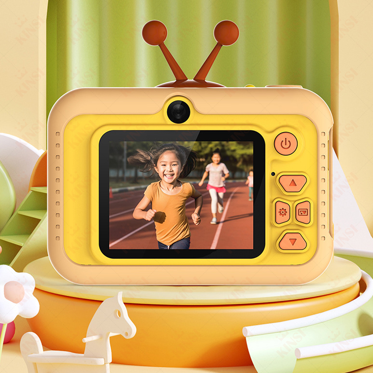 Żółty aparat fotograficzny pokazujący dziecko w biegu. Białe tło.