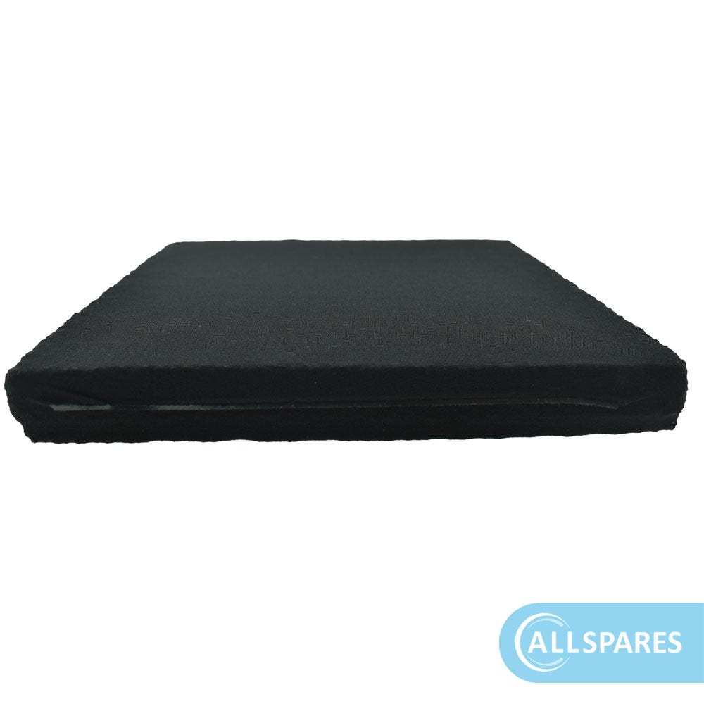 Un cuscino in schiuma nero, rettangolare con sfondo bianco e un logo.