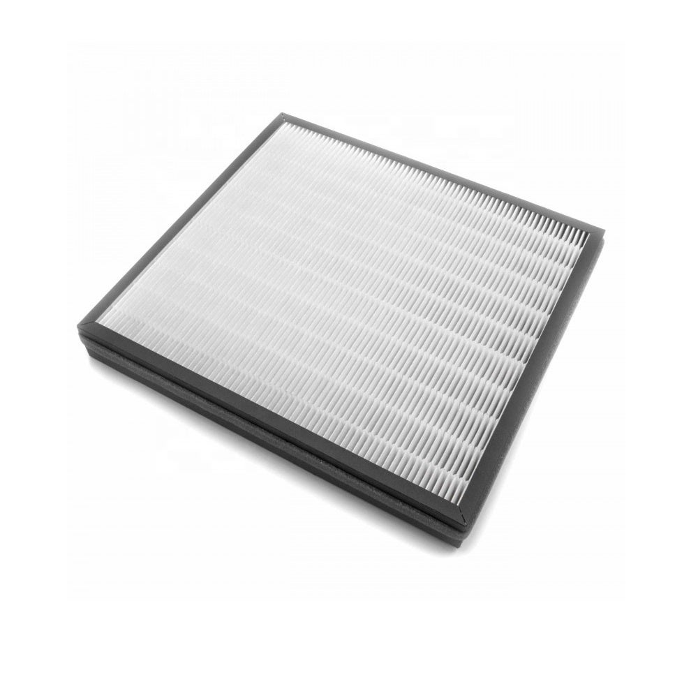Quadratischer Luftfilter mit weißem Filter und schwarzem Rahmen. Der Filter hat ein Muster.