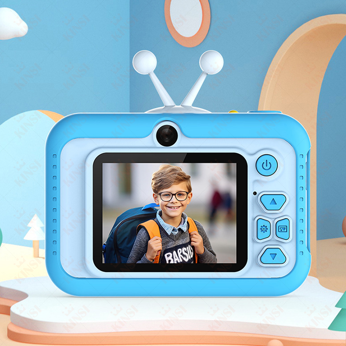 Blaue Spielzeugkamera mit Bild eines lächelnden Jungen. Weiße Antennen. Knöpfe an der Seite.