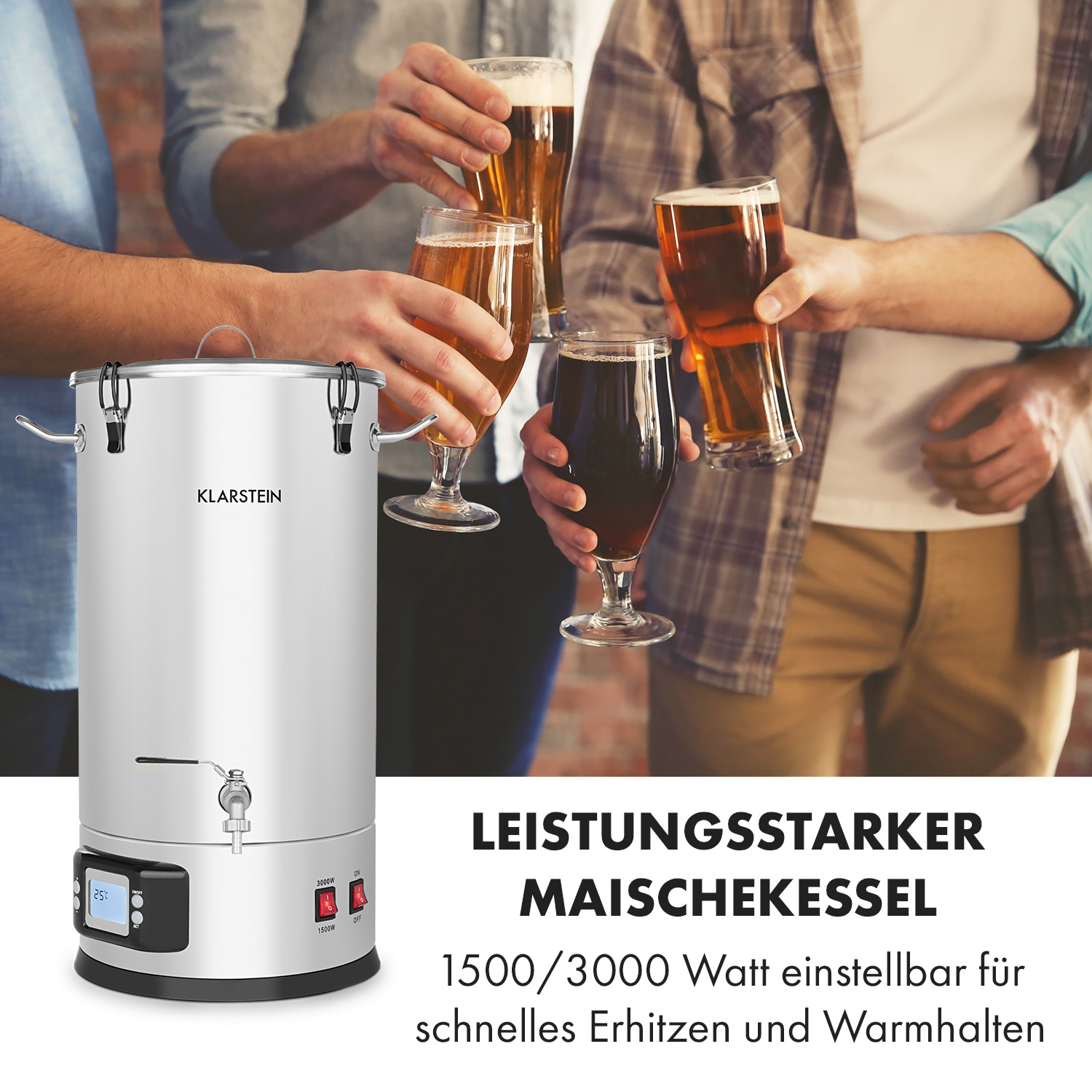 Ein Edelstahl-Braukessel mit Digitalanzeige. Personen halten Biergläser im Hintergrund.