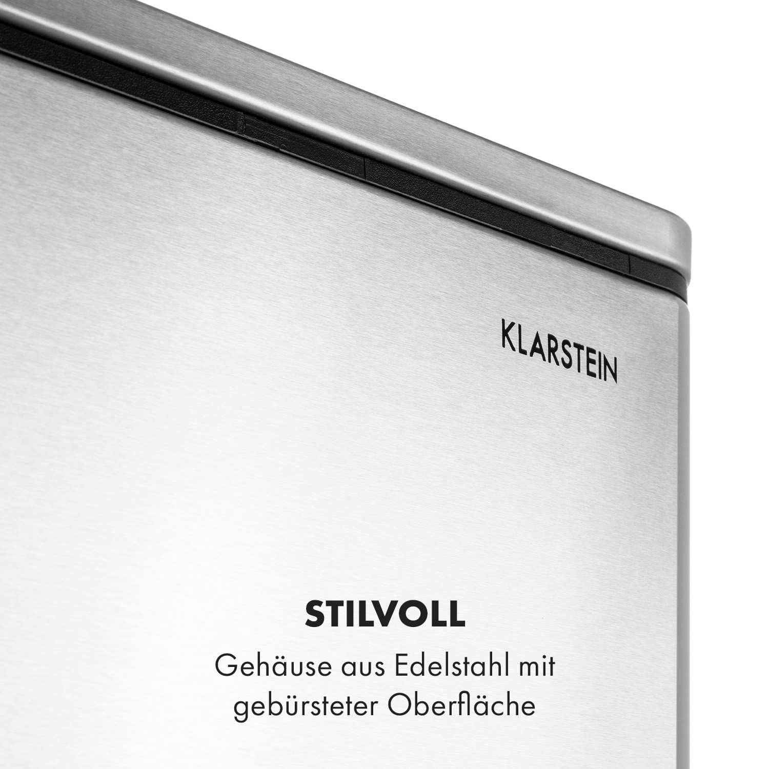 Nahaufnahme einer Edelstahloberfläche mit dem Wort 'KLARSTEIN'. Weißer Hintergrund. Glänzend.
