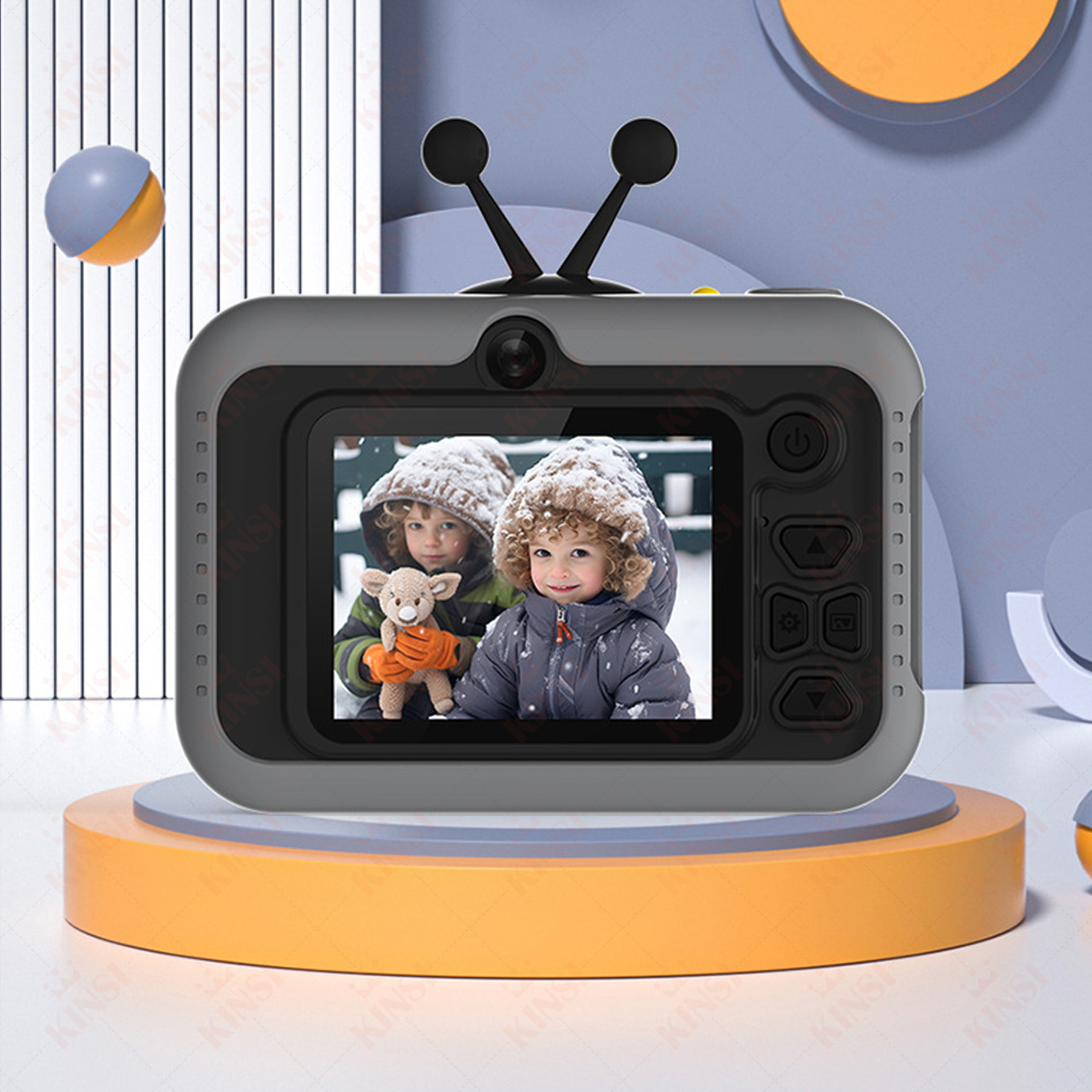 Spielzeugkamera für Kinder mit Bildschirm, der zwei Kinder zeigt. Der Hintergrund zeigt abstrakte Formen.