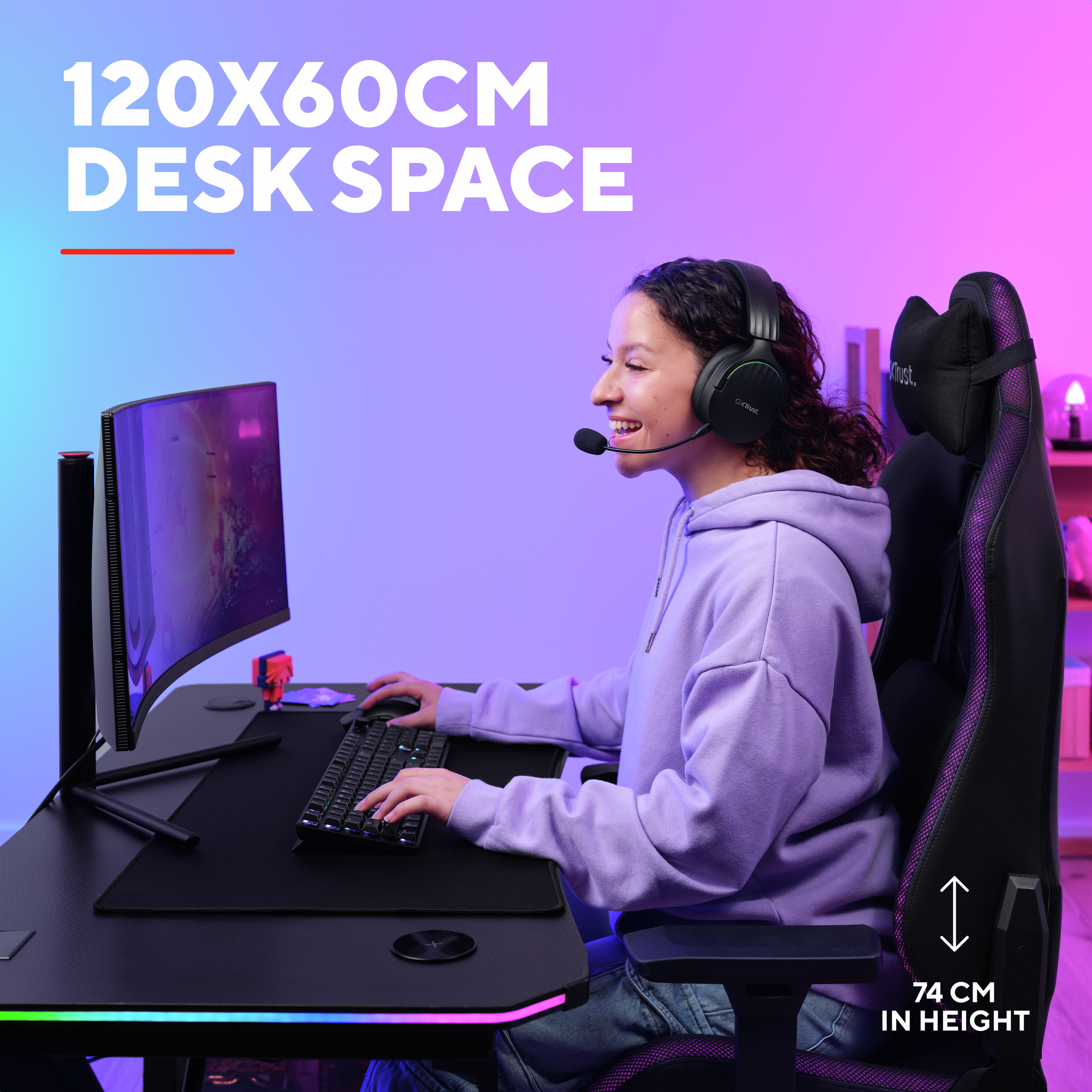 Een vrouw die een gamingbureau gebruikt, met een koptelefoon en een gebogen monitor.