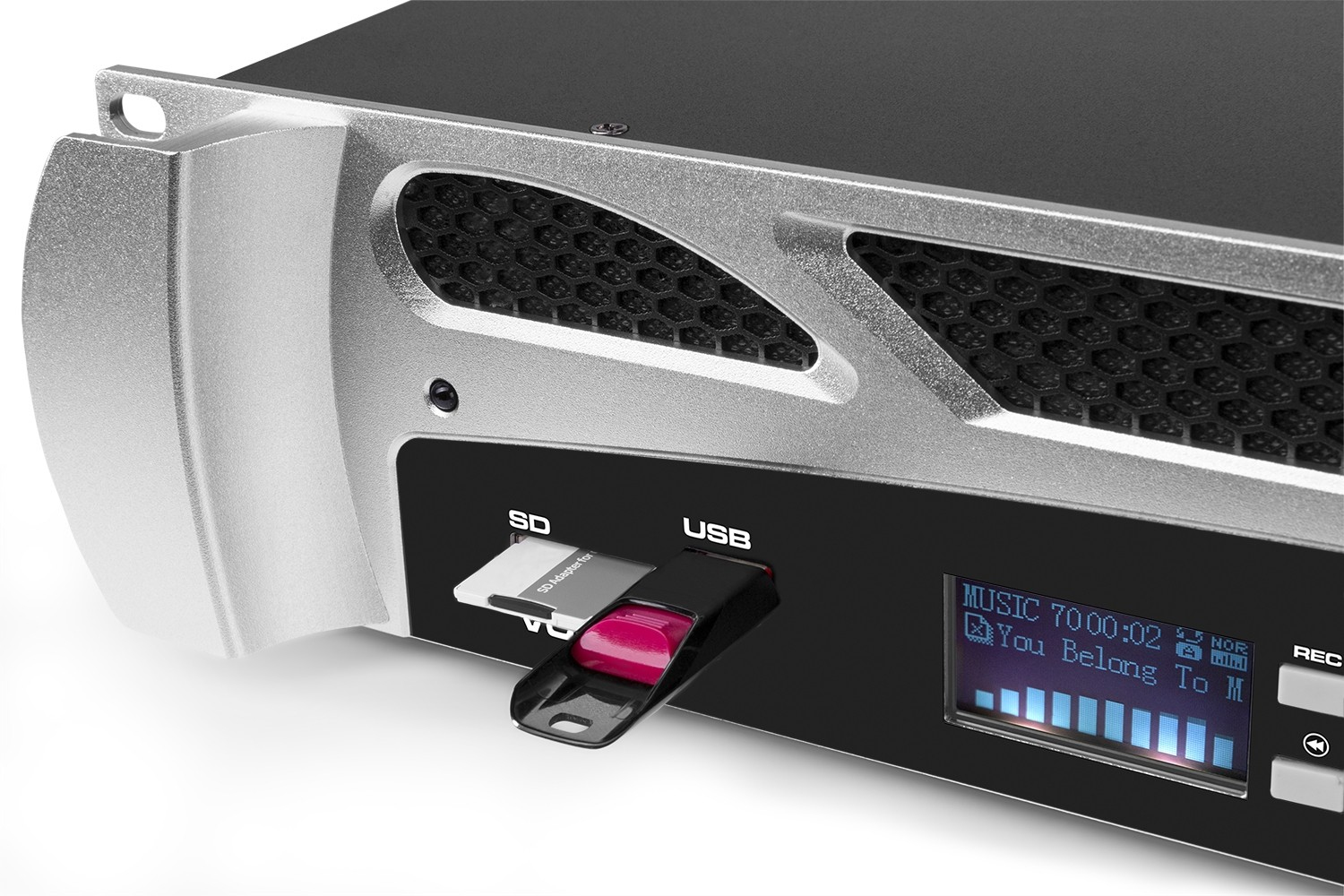 Amplificador de audio negro con ranuras SD y USB. Se inserta una unidad USB. La pantalla muestra info de música.